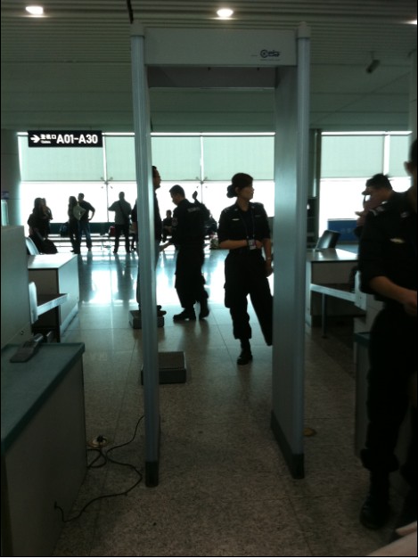 人们在黄龙机场过安检门-2